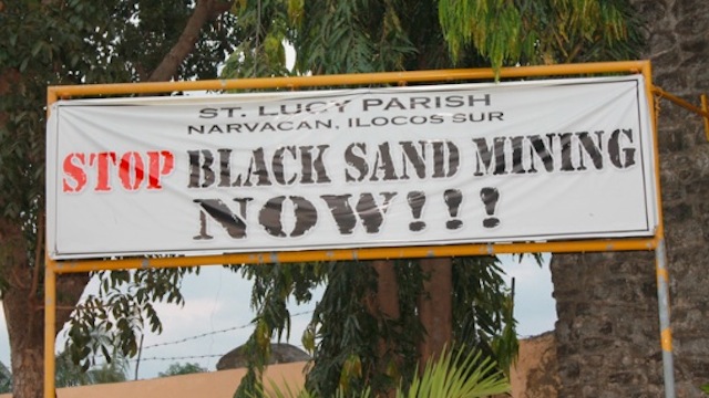 FOLKS PROTEST. In the last elections, parishioners in a town in Ilocos Sur put up a tarpaulin against black sand mining. File photo by Franzes Ivy Carasi