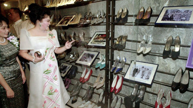MEMORIES. Imelda Marcos revisiting her shoe collection in 2001. AFP: Joel Nito/AFP