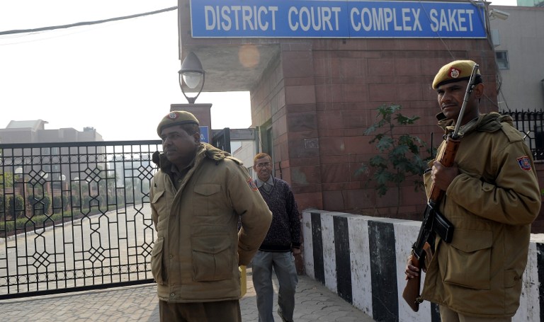 Indian police personnel stand guard outside the district court Saket in New Delhi on January 5, 2013. AFP PHOTO/ Prakash SINGH