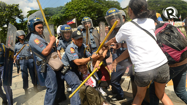 VIOLENCE.  Some of the protesters struggle with the police as the dispersal of the rally turned violent.  Photo by Mark Demayo
