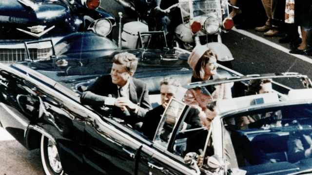 THAT FATEFUL DAY. US President John F. Kennedy in a limousine in Dallas, Texas, on Main Street, minutes before the assassination, 22 November 1963. Image by Walt Cisco, Dallas Morning News/Wikipedia/Public Domain