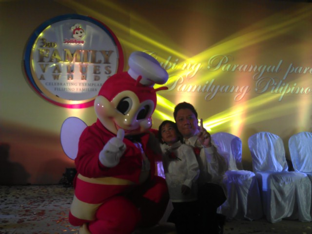 PLAYFUL POSE. Michael and Mark Gabriel Duque pose with Jollibee after the awarding ceremony. Photo by Adrianna Mejia