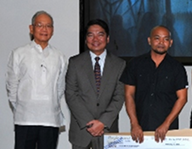 RESIGNED. Former central bank governor Jaime Laya (left) resigns from the board of a listed firm. He is shown here with current BSP governor Amando Tetangco Jr. and the winner of an art contest in 2011. Photo is a screengrab from a page on www.bsp.gov.ph