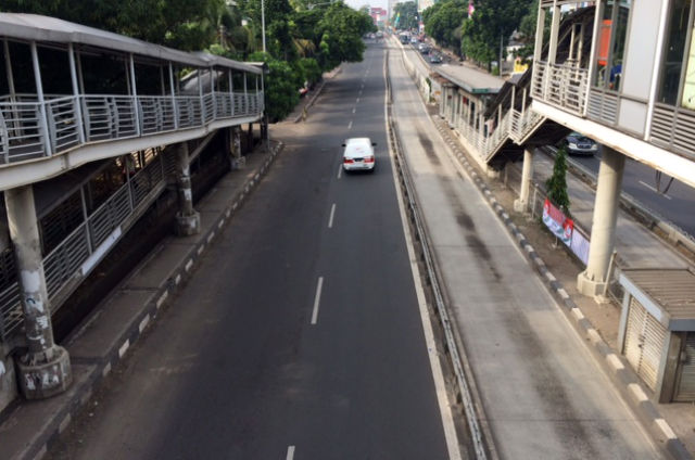 A usually congested road in Jakarta is nearly empty at 8:30am on Friday, July 25, 3 days before Idul Fitri. Photo by Rappler