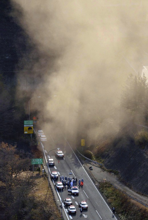 TUNNEL CAVE-IN. Smoke billows from the entrance of the collapsed Sasago tunnel as police and fire workers (bottom) gather in preparation for their rescue operation on the Chuo expressway in Koshu city, Yamanashi prefecture, some 80-kilometre west of Tokyo on December 2, 2012. AFP PHOTO / Motoki Nakashima / YOMIURI SHIMBUN