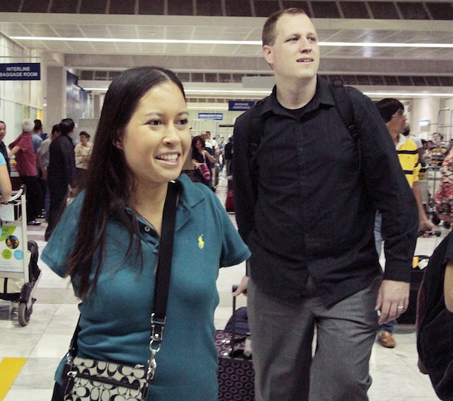 INSPIRATIONAL. Jessica Cox arrives in NAIA Terminal 2 with her husband Patrick Chamberlaine. Photo by Edwin M. Llobrera