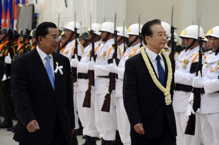 WEN AND SEN. Chinese Premier Wen Jiabao (R) accompanied by Cambodian Prime Minister Hun Sen (L) review an honour guard during an arrival ceremony at the Peace Palace in Phnom Penh on November 18, 2012, ahead of the East Asia Summit in the Cambodian capital where the 10 leaders of the Association of Southeast Asian (ASEAN) are gathered for the 21st ASEAN Summit. AFP PHOTO / ROMEO GACAD