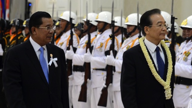 WEN AND SEN. Chinese Premier Wen Jiabao (R) accompanied by Cambodian Prime Minister Hun Sen (L) review an honour guard during an arrival ceremony at the Peace Palace in Phnom Penh on November 18, 2012, ahead of the East Asia Summit in the Cambodian capital where the 10 leaders of the Association of Southeast Asian (ASEAN) are gathered for the 21st ASEAN Summit. AFP PHOTO / ROMEO GACAD