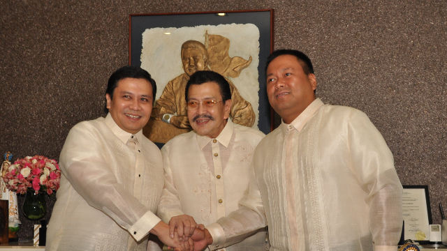 COURTESY CALL. Sen Jinggoy Ejercito Estrada welcomes neophyte Sen JV Ejercito to the Senate as the latter pays a courtesy call on his elder brother and colleague. Their father, former President and now Manila City Mayor Joseph Estrada (also a former senator) witnesses the occasion. Photo courtesy of the Senate