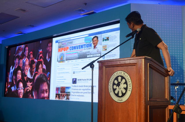 SALCEDA MEETS FACEBOOK. Albay Governor Joey Salceda shows off the present Facebook page to an amused crowd.