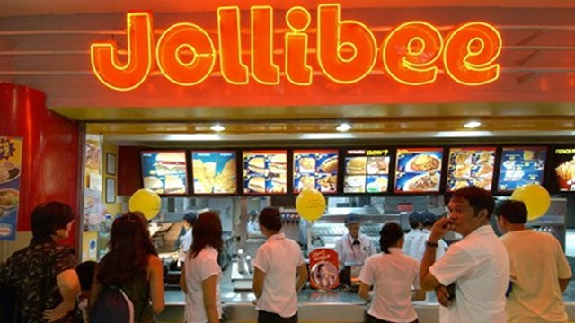 FOOD GIANT. Jollibee is the biggest buyer of chicken in the Philippines. Photo by AFP