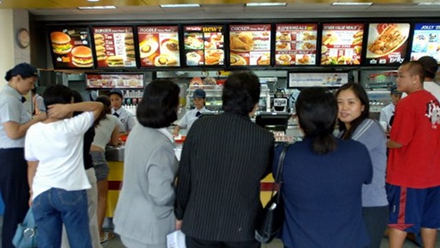 FOOD GIANT. Jollibee reports higher earnings for the first half of 2013. AFP Photo