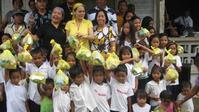 DINAGAT CARETAKER. Akbayan Rep Kaka Bag-ao (in black) with Dinagat Vice Gov Jade Ecleo (in yellow) meets her new constituents in the newly created Dinagat province. Photo from Kaka Bag-ao's Facebook page