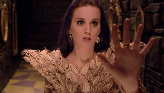 CRAFTSMANSHIP, UNDENIABLY FILIPINO. Katy Perry wears the designs of Filipino Furne One, under his brand Amato Couture. Screen grab from YouTube