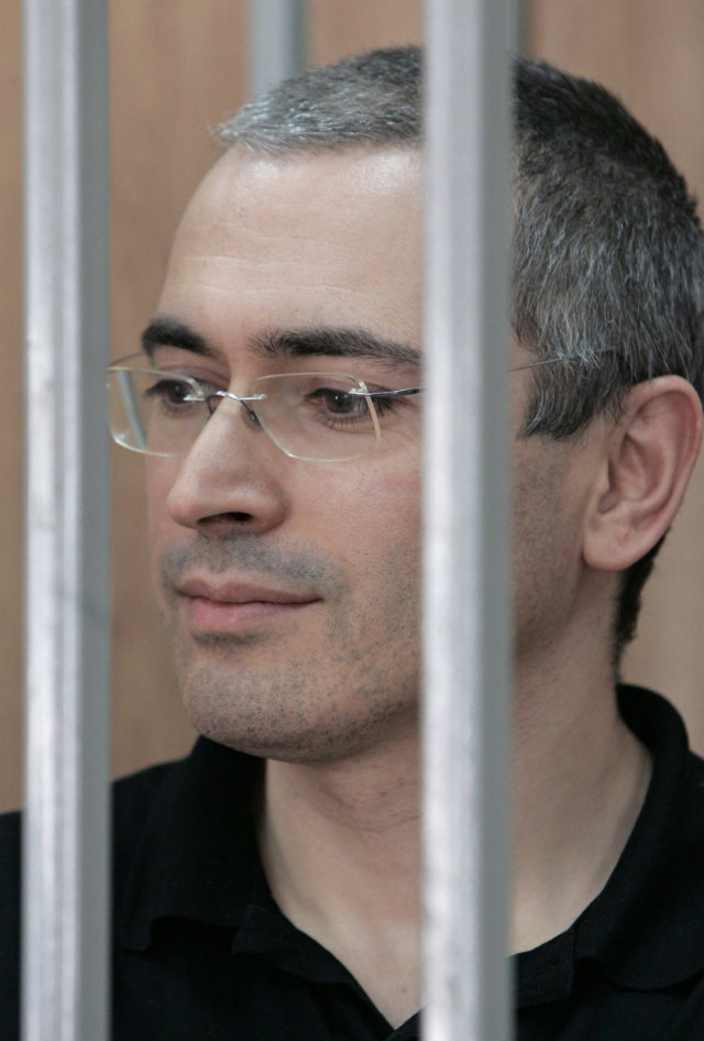 PARDONED. Mikhail Khodorkovsky stands behind bars during the session of Meschansky court in Moscow, Russia, 19 August 2004. File photo by Sergei Chirikov/EPA