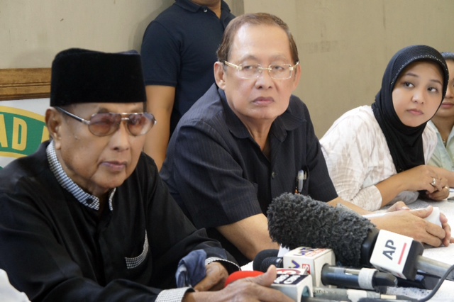 'WE ARE FILIPINOS': Sulu Sultan Jamalul Kiram III says they are concerned about reports government will hand them over to Malaysia. Photo by Arcel Cometa