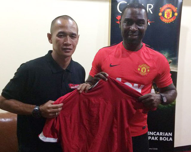 Kurniawan Dwi Yulianto bersama mantan striker Manchester United Andy Cole. Foto: Akun Twitter Kurniawan
