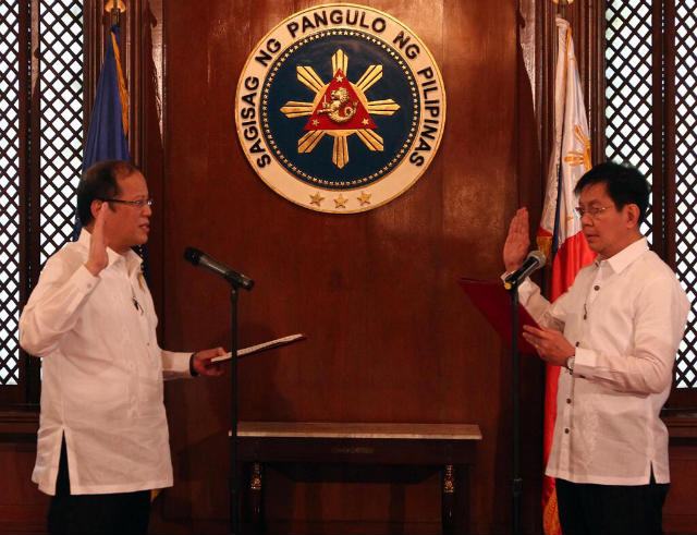 'REHAB CZAR.' President Benigno Aquino III swears in Panfilo Lacson as 'presidential assistant for rehabilitation and recovery.' Photo courtesy of the Malacañang Photo Bureau 