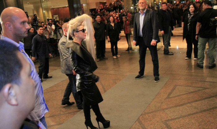 LIKE IT OR NOT, she's all set. Fans welcomed Lady Gaga in her couture hair-and-shoes glory. Photo from SMART Communications, Inc.