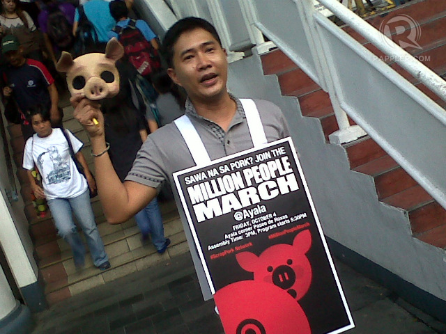 Lawyer Argee Guevarra joins other #ScrapPork volunteers in distributing flyers and encouraging passers-by to join the Ayala protest on Friday, October 4. Photo by Buena Bernal/Rappler