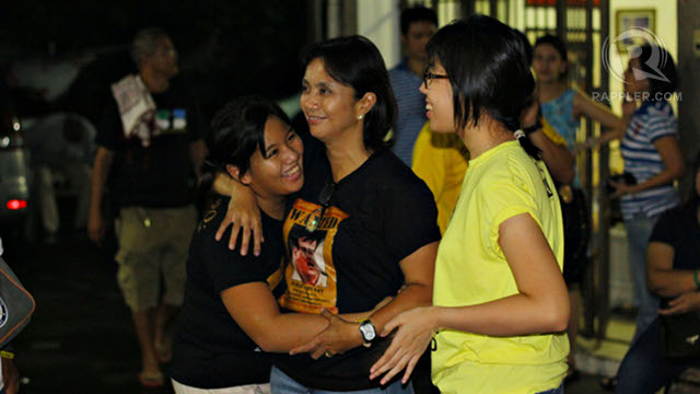 VICTORY? LP bet Leni G. Robredo (center) shares a relaxed moment with her children Trisha and Jillian Robredo at their residence in Naga City as early poll results show she leads by a large margin vs opponent Nelly Villafuerte. Photo by Rappler/Allan Camata