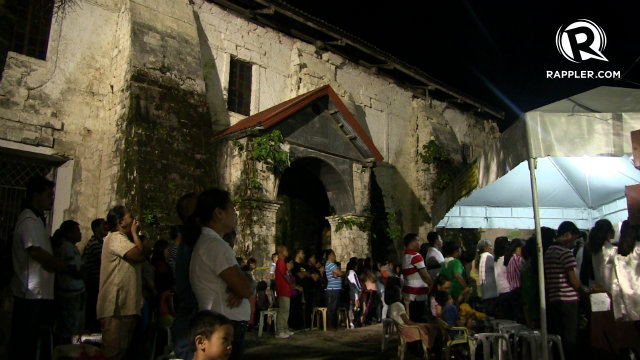 RUINS. Loboc locals hear Christmas Eve mass beside what used to be their centuries-old church. Photo by Rappler