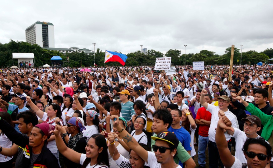 LUNETA CROWD. Protesters in Manila calling for the abolition of lawmakers' discretionary fund. Photo by Dennis Sabangan, EPA