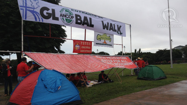 ALL SET. Early birds in Luneta. Photo by Bea Cupin/Rappler