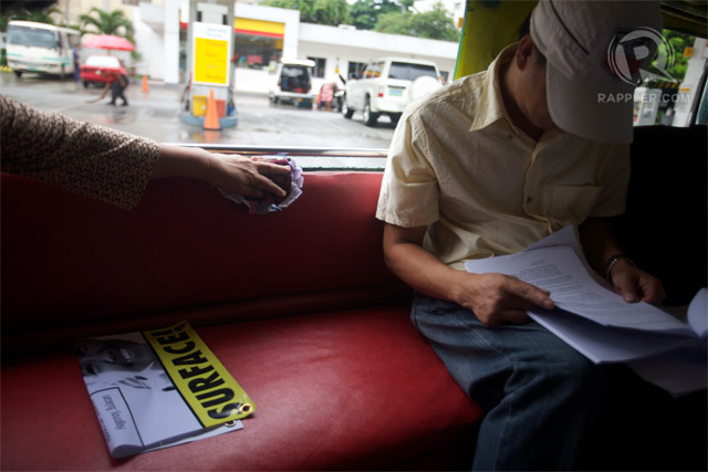 MANALO. Witness Raymond Manalo reviews court documents from inside a jeepney. Photo by Carlo Gabuco 