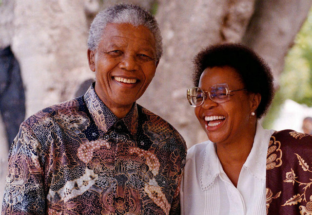 HAPPY MOMENT. Nobel Peace Prize winner Nelson Mandela with his wife Graca Machel in Cape Town, South Africa on January 30, 1996 . File photo by Nic Bothma/EPA