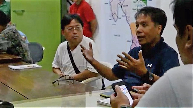 'MALICIOUS.' Interior and Local Government Secretary Mar Roxas says the "edited" video was released by Tacloban City Mayor Alfred Romualdez' camp to cover up the LGU's shortcomings. Screengrab from a Youtube video upload by Josemari Gonzalez