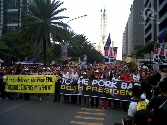 PROTEST. Marchers from a Makati City mall arrive at Ayala Avenue, the #ScrapPork protest area. Photo by Buena Bernal/Rappler