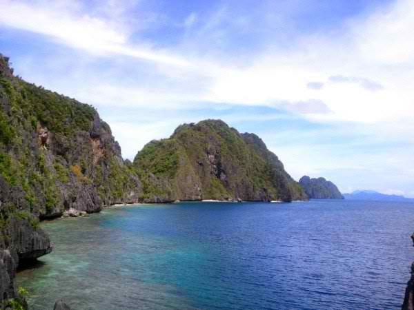 PICTURE PERFECT. The resort town of El Nido hosts white beaches, enchanting islets, lush vegetation and several small islands which make it a draw for island hopping. Photo courtesy of Lala Rimando.