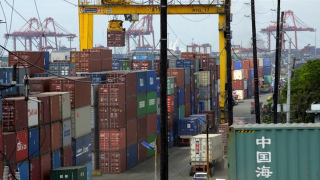 NEW GUIDELINES. PPA revises guidelines on the allocation of berths at the Manila port as part of efforts to decongest it. Photo by AFP
