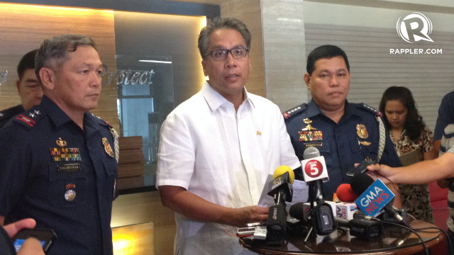 NO ROLE. DILG Secretary Mar Roxas says he never received a request to delist Delfin Lee from the PNP's most wanted list. In any case, it's not his role to delist people, he said in a statement. File photo of Mar Roxas and PNP Chief Director General Alan Purisima (R) by Rappler 