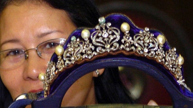 SEIZED COLLECTION. This file photo taken on September 15, 2005 shows a Presidential Commission on Good Goverment (PCGG) official showing at the Central bank headquarter in Manila, a tiara inlaid with diamonds and South Sea pearls from a collection seized by the government from former first lady Imelda Marcos in the late 1980s. The Philippines said on September 6, 2012 it planned to put on public display soon fabulous jewels seized 26 years ago from former first lady Imelda Marcos, to help draw more tourists. Joel Nito/AFP/Files