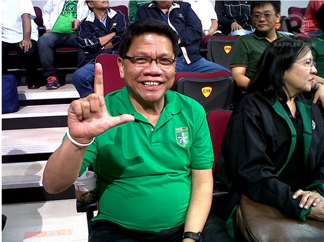 ANIMO. Veteran journalist Mike Enriquez gamely poses for Rappler during halftime of La Salle's game against FEU.