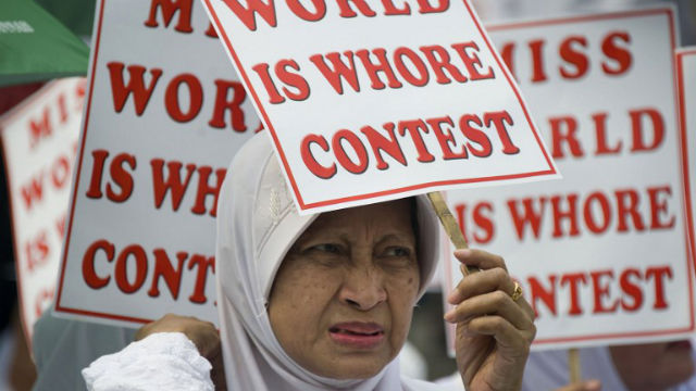 SMUT. Members of a hardline Indonesian Muslim group stage an anti-Miss World beauty pageant rally in Jakarta. AFP Photo