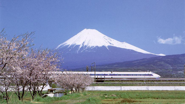 WORLD HERITAGE. UNESCO grants Mount Fuji World Heritage status. Photo by Swollib from Wikipedia