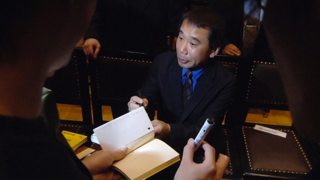 Japanese writer Haruki Murakami signs autographs 30 October 2006 in Prague after receiving the Franz Kafka Award for 2006. AFP PHOTO MICHAL CIZEK