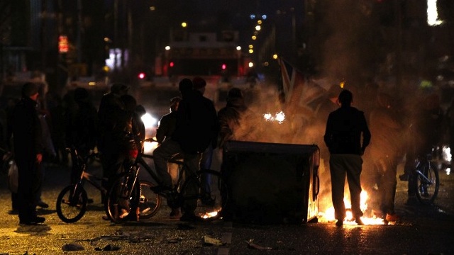 N. IRELAND VIOLENCE. Loyalist protesters burn debris on the lower Newtownards road in Belfast, Northern Ireland on January 5, 2013. AFP PHOTO / PETER MUHLY