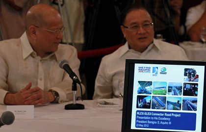 INTERESTED. Since the two groups led by San Miguel's Ramon Ang (left) and Manuel Pangilinan (right) are clearly interested in the NLEx-SLEx connector road project, the government does not have to dangle incentives, President Aquino said. Photo by Malacanang Photo Bureau