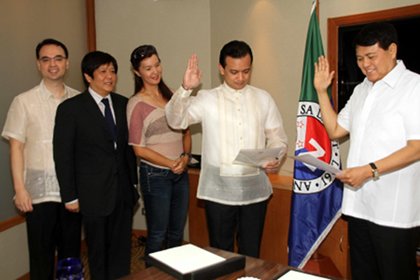OATH-TAKING. Sen. Villar (right, in short sleeves) swears in Sen. Trillanes (middle, long sleeves) as newest NP member on July 8. Partymates witness oath-taking. Photo from Nacionalista Party