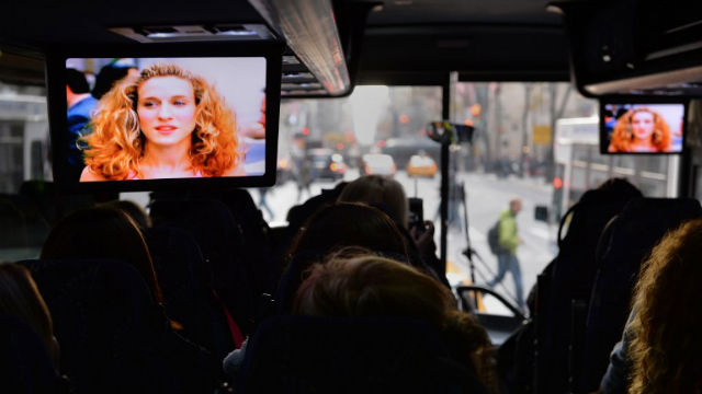 INTO THE SCENES. An image on video monitors of actress Sarah Jessica Paker as her character Carrie Bradshaw seen on a busload of tourists as they ride down Fifth Avenue on a "Sex and The City" tour run by On Location Tours. AFP Photo