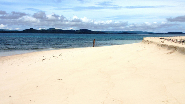 NAKED BEAUTY. Pure white sand is definitely not in short supply at Naked Island, Siargao. Photo by Cielo Lazo
