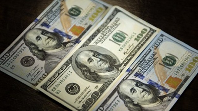 COMPARE. The new US $100 bill (top and bottom) side by side with the old bill (center). Photo by AFP