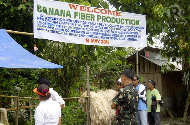 PEACETIME. New Bataan residents run a cooperative that makes banana fiber; May 2011. Photo by Glenda M. Gloria