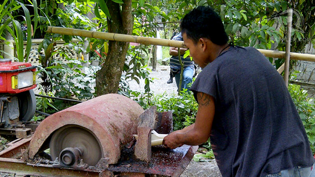 MONEY FROM BANANA. A resident of New Bataan turns banana stalks into fiber; May 2011. Photo by Glenda M. Gloria