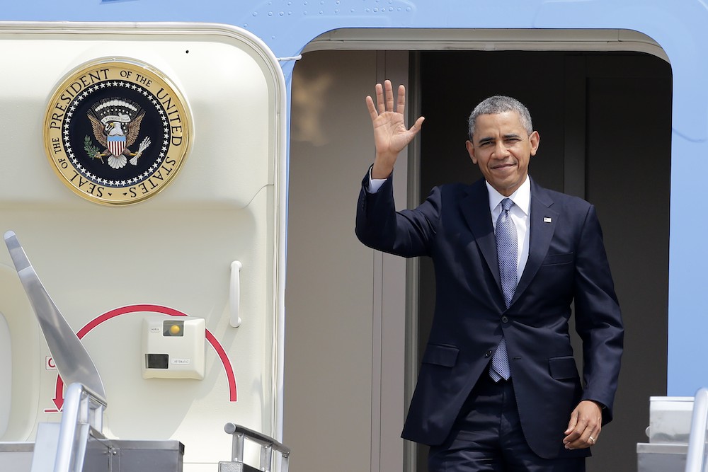 STATE GUEST. US President Barack Obama waves as he disembarks Air Force One upon his arrival at the AGES Aviation Center in Pasay City, Philippines, 28 April 2014. Dennis M. Sabangan/EPA
