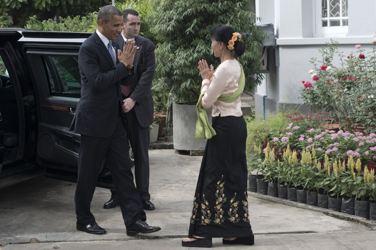 OBAMA MEETS SUU KYI. US President Barack Obama (L) is greeted by Myanmar pro-democracy leader Aung San Suu Kyi (R) at her residence in Yangon on November 19, 2012. AFP PHOTO / Nicolas ASFOURI